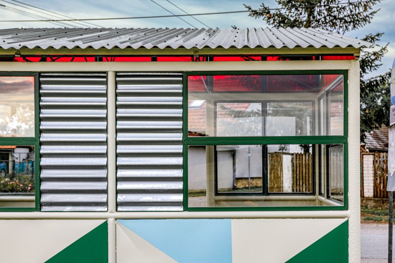 Něco vyměněno, něco repasováno.(Zastávka v Podmoklech nad Berounkou, Debyt architektura)