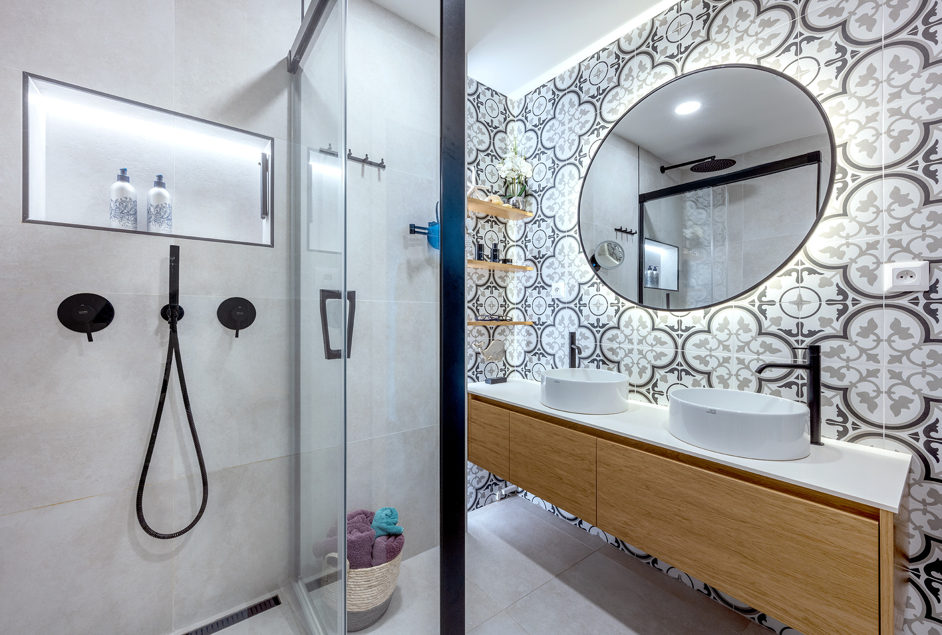 Nová koupelna podle návrhu Jindřicha Kobra má prostornější sprchový kout.