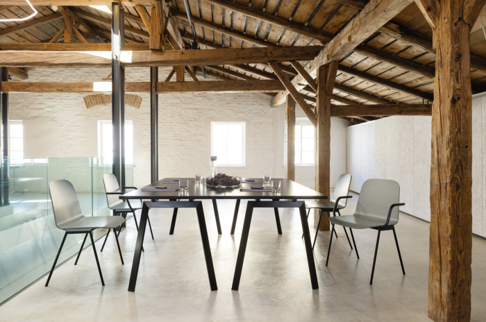 Židle puc od Wiesner-Hager má elegantní nadčasový design, který zapadne do jakéhokoli prostředí