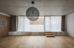 Celý interiér je velmi minimalistický, připravený na barevný život rodiny. (Trojdům, Martin Čeněk)