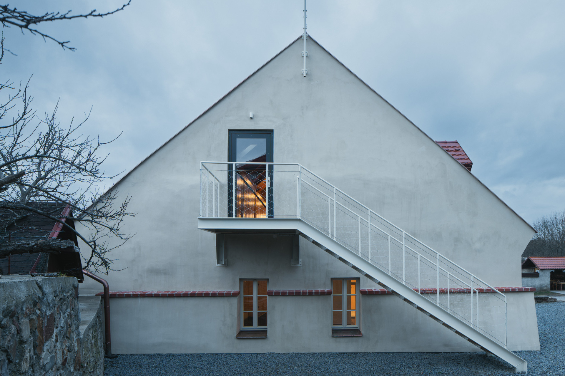 Vnější schodiště vede do ubytovací části. (Komunitní centrum v bývalé stodole, studio Raketoplán)