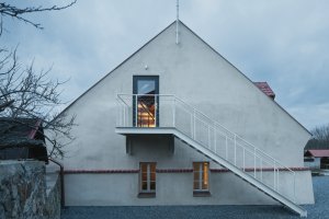 Vnější schodiště vede do ubytovací části. (Komunitní centrum v bývalé stodole, studio Raketoplán)