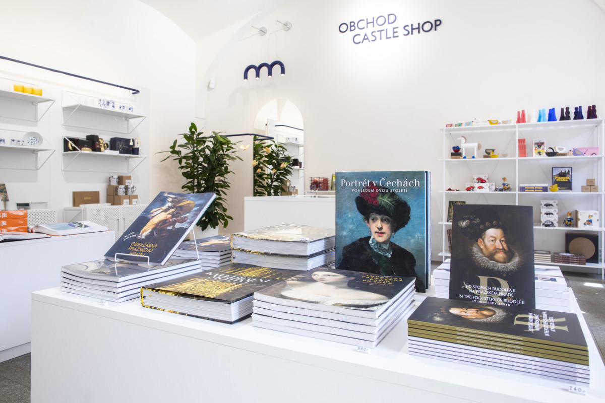 Na Pražském hradě se letos otevřel nový Design Shop podle návrhu designéra Miroslava Nachlingera. (Design Shop Pražského hradu; Miroslav Nachlinger)