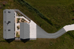 Architekti navrhli dvě rovnoběžné, různě dlouhé hmoty. Dohromady vytváří téměř useknutý čtverec.