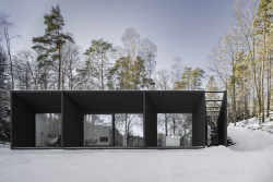 Nedaleko švédského Göteborgu stojí Villa Jägersro. V ní si mladá rodinu užívá výhledů na jezero a okolní přírodu.