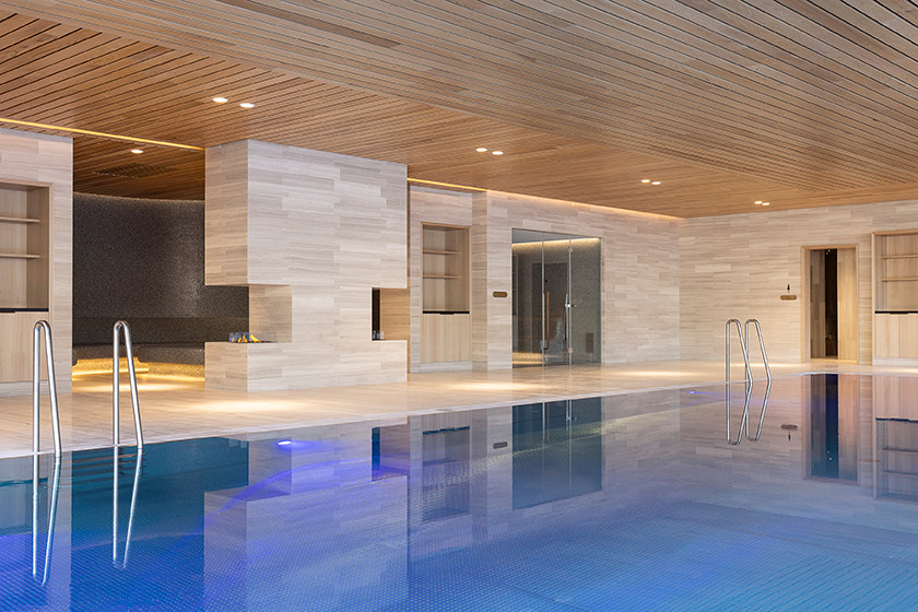 Nové spa v hotelu Fairmont Golden Prague: bazén, vířivka, sauny i umění