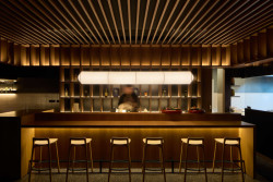 Pozornost se v interiéru stahuje k ústřednímu pultu mistra sushi. (Restaurace Hansik v Praze; Neuhäusl Hunal)