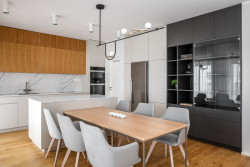 Interiér rodinného domu v Berouně od studia Ambience Design - pohled do kuchyně s deskou a obkladem TechniStone Crystal Calacatta Silva