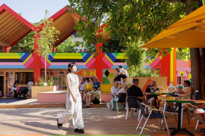 Barevné prostranství Flux se nachází před muzeem současného umění a designu Pinakothek der Moderne. (Morag Myerscough, FLUX - oživení veřejného prostoru v Mnichově)