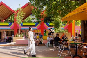 Barevné prostranství Flux se nachází před muzeem současného umění a designu Pinakothek der Moderne. (Morag Myerscough, FLUX - oživení veřejného prostoru v Mnichově)