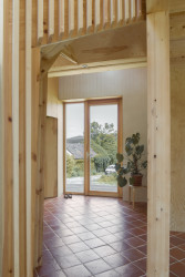 Za schodištěm v přízemní části je ukrytá také koupelna a východ na venkovní terasu. (Casa De Mi Luna, Studio Circle Growth)