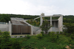 Celou stupňovitou zahradou protéká kaskáda s nepřetržitě tekoucí vodou