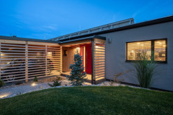 ARCHCON atelier realizoval dřevem opláštěný rodinný dům navržený podle principů feng-šuej