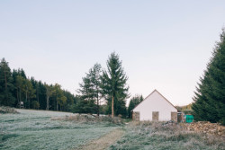 Rekonstrukce stodoly v Pošumaví, BYRÓ architekti: Stavba se už původně skládala ze dvou částí – obytné a stodoly. Tato podoba jí zůstala
