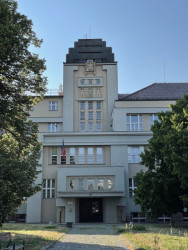 Zemská průmyslová škola, Rudolf Ryšán, 1923–1928: Vstupu do školy dominuje věž se stupňovitým zakončením