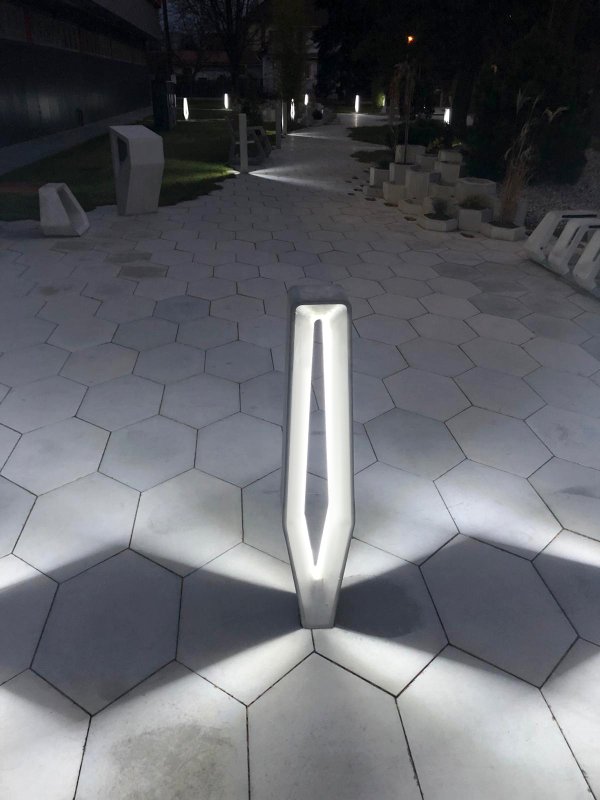 Park společnosti SVCS Process Inovation ve Valašském Meziříčí s mobiliářem H-E-X od PRESBETON, Next Level Studio/ Michal Kutálek. Zdroj: PRESBETON