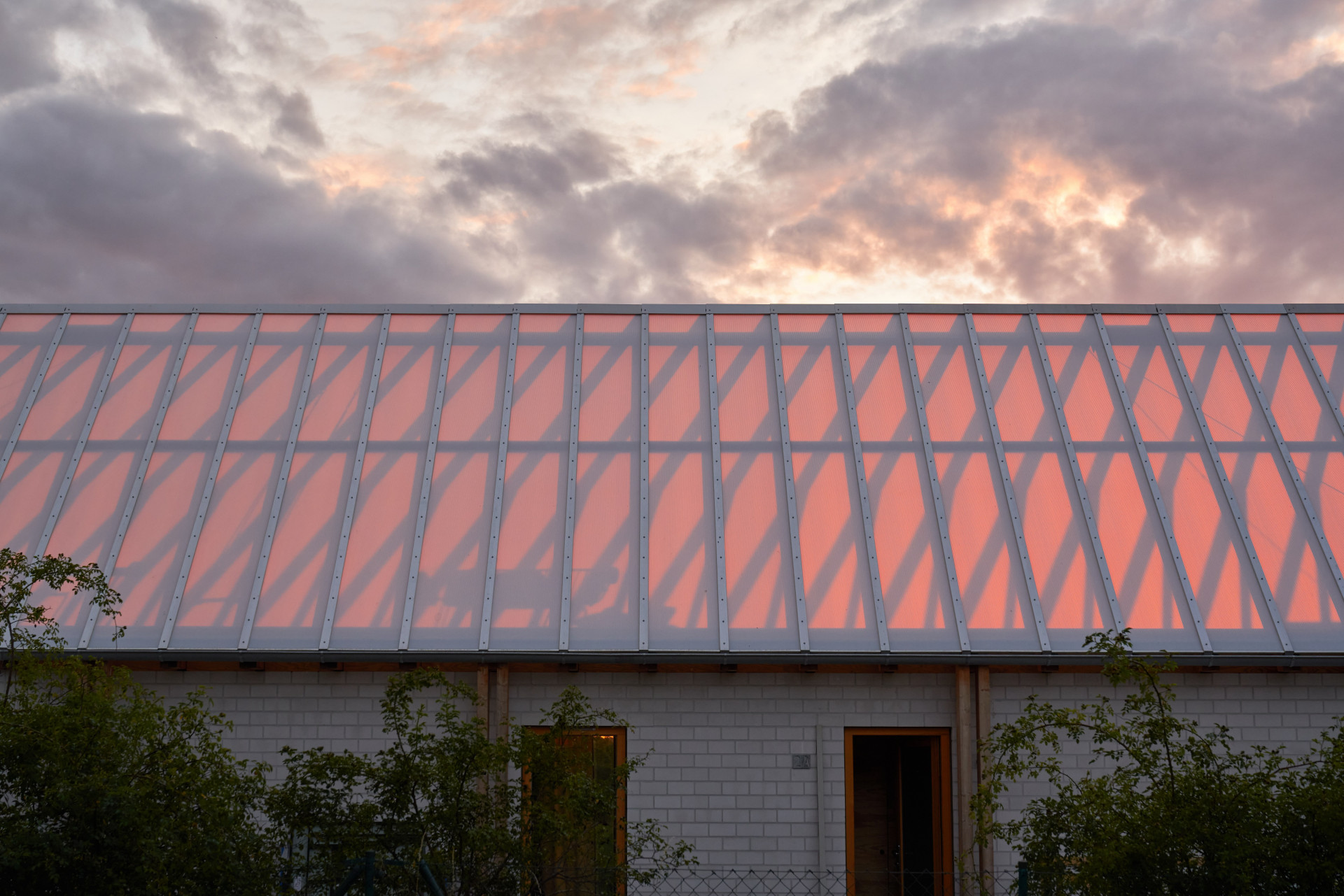 Víkendový dům "Das Glashaus" v Německu, Sigurd Larsen: Výrazným prvkem domu je sedlová skleněná střecha.