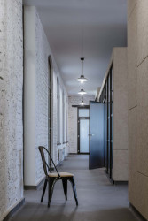 Komunitní centrum pro svůj prostor potřebuje místnosti. Ateliér VAS do prostoru navrhnul umístit tři buňky. (Komunitní centrum ve Strakonicích, Ateliér VAS)