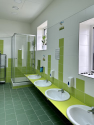 I na počet, velikost a umístění umyvadel je vyhláška