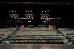 Dnešní stav Pragerova sálu - kožené sedačky jsou značně opotřebované. Foto: Radek Úlehly