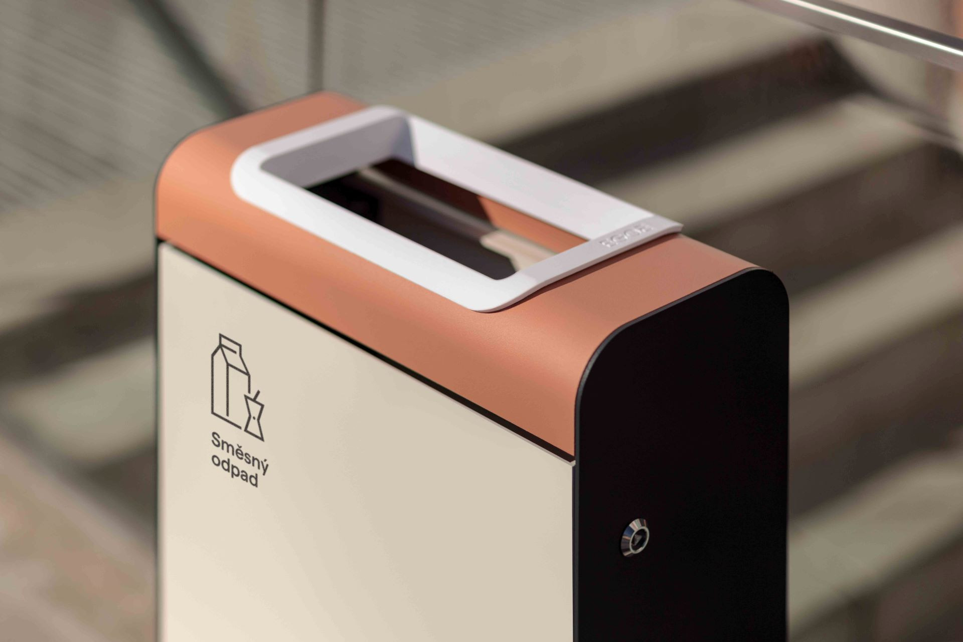 Koš I20 od Egoé v jednoduchém designu bez rušivých prvků a ostrých hran jako solitér i v sestavě.