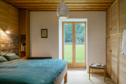 V domě se nachází tři samostatné pokoje a jedna ložnice