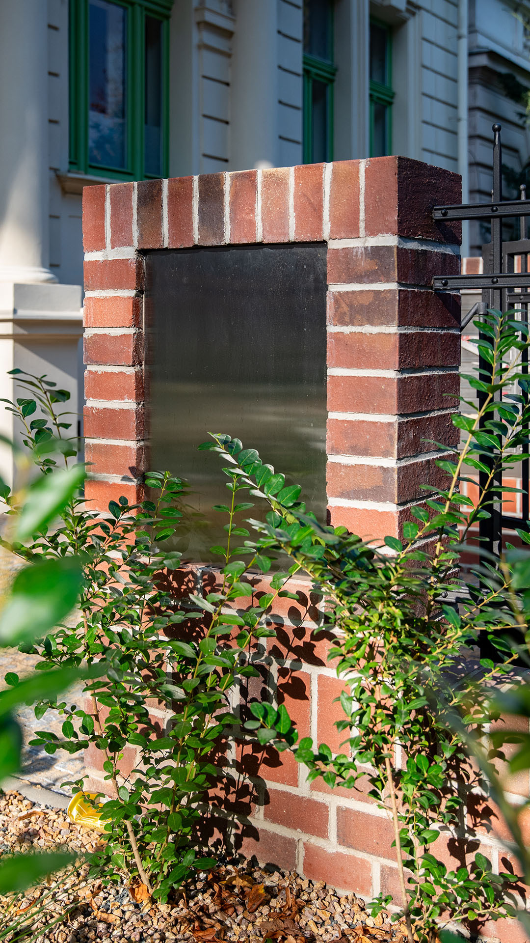 Cihelné zídky postavené z tradičních cihel z Cihelny Kadaň vytváří reprezentativní vstupní prostor, ladící s architekturou domu.