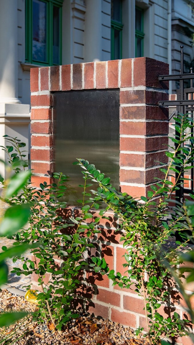 Cihelné zídky postavené z tradičních cihel z Cihelny Kadaň vytváří reprezentativní vstupní prostor, ladící s architekturou domu.
