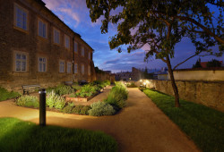 Byly vysazeny stromy, keře, vybudovány cesty a osazen městský mobiliář.