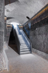 Pohled na schodiště zpřístupňující třetí vodojem. (Rekonstrukce areálu vodojemů na Žlutém kopci v Brně, David Prudík architekti)