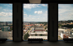 Mizející Kolbenka - pohled na západ. Zde došlo k rekonstrukci haly Pragovky (vlevo) na kanceláře, bude součástí nové Čtvrti Emila Kolbena. Vpravo od hlavní ulice bude zachráněn objekt ČKD Mechanika. I tento výhled se ale za několik let zcela změní.