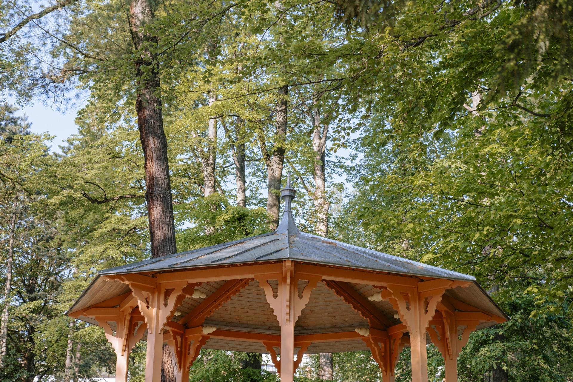 Altán získal uměřenou barevnost. (Štěpánčin park v Prachaticích, M2AU, Grupeto)