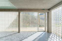 Nový průchod mezi budovou bývalé lázeňské prádelny s kotelnou a Vodoléčebným ústavem (Sluneční lázně v Luhačovicích, TRANSAT architekti)