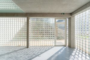 Nový průchod mezi budovou bývalé lázeňské prádelny s kotelnou a Vodoléčebným ústavem (Sluneční lázně v Luhačovicích, TRANSAT architekti)