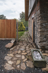 „Cílem byla autentická, ale novodobá rekonstrukce s ohledem na krajinu a udržitelnost,“ říkají Vojtěch Hybler a David Dvořák. (Rekonstrukce rodinného domu na Šumavě, Archport)