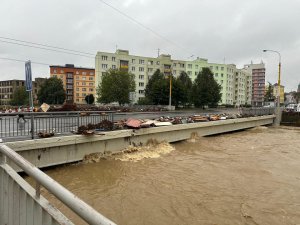 Most v Ratibořské ulici v Opavě při povodních 2024.