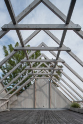 Z ložnice se dá vyjít na terasu, která je přímo nad průjezdem. (Zapomenutá stodola, Karnet architekti) 