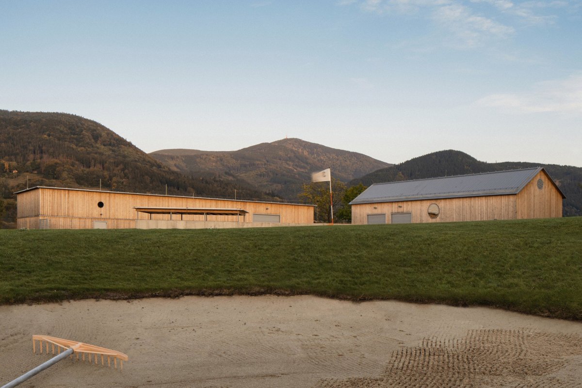 Zázemí údržby golfového rezortu v Ostravici pod Lysou horou od PAPOUSEK & SILHAN ARCHITECTS