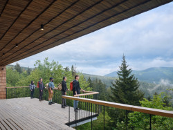 Je tu také vyhlídková terasa. (Brána Pusteven; henkai architekti)