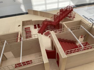 Rakouský pavilon propojuje sofistikovaně areál Giardini s benátskou čtvrtí Svatá Helena, realizace projektu však pro obstrukce benátské samosprávy zůstala s realizací na půli cesty – i to je však součástí prezentované problematiky.