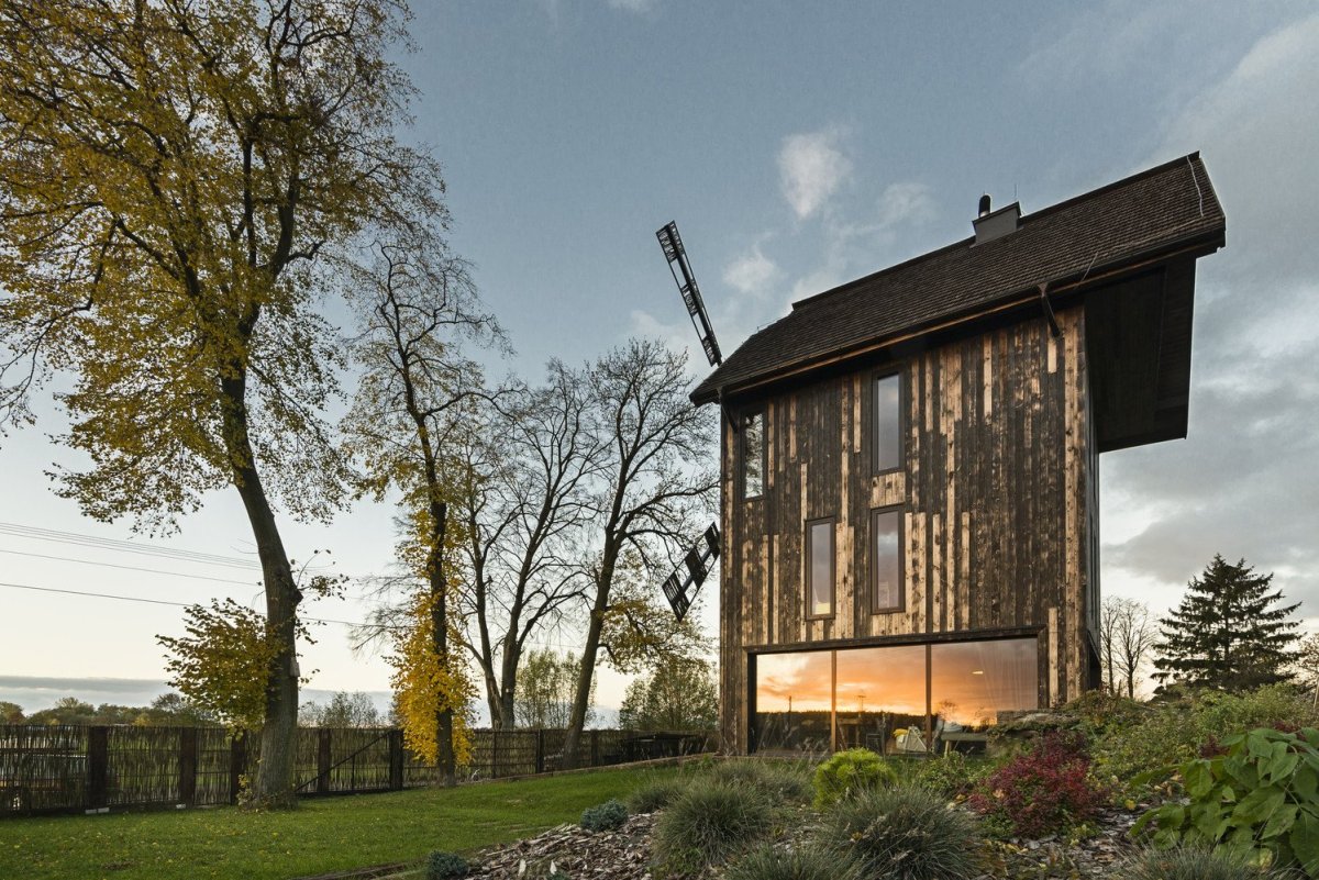o4 architekci zrekonstruovali starý větrný mlýn v polském Lubartówě
