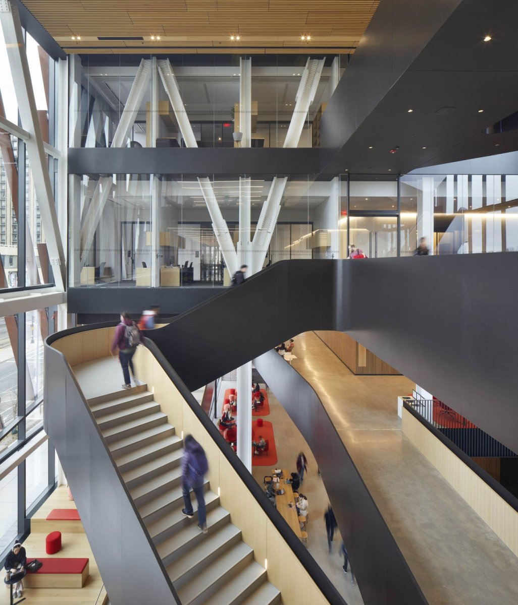 Středem prostoru se jako páska vine schodiště. (Centrum výpočetní a datové vědy Bostonské univerzity, KPMB Architects)