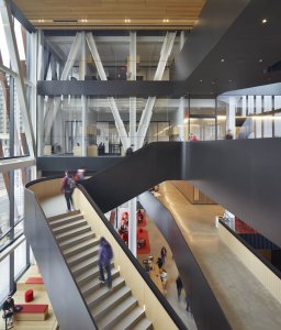 Středem prostoru se jako páska vine schodiště. (Centrum výpočetní a datové vědy Bostonské univerzity, KPMB Architects)