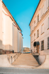 Schodiště a rampa mezi kostelem a školou (Nízkoprahový klub Relax, atakarchitekti)