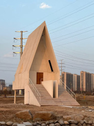 ...a tady kopie ve městě Sin-Siang tisíc kilometrů od té původní.