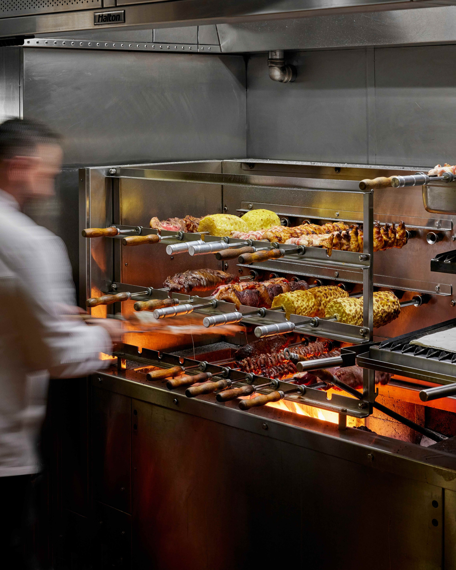 V Brasileiru teď budou hosté sedět na elegantních černých židlích, které do podniku doputovaly z Dánska. 