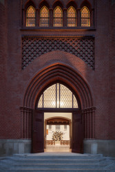 Obnova Červeného kostela, atelier-r: Kvůli kritickému a zanedbanému stavu budovy kostela bylo nutné provést několik opatření, aby se kostel vůbec podařilo zachovat