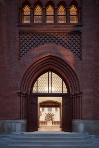 Obnova Červeného kostela, atelier-r: Kvůli kritickému a zanedbanému stavu budovy kostela bylo nutné provést několik opatření, aby se kostel vůbec podařilo zachovat