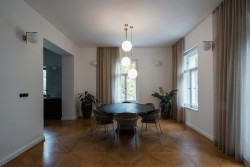Zrekonstruovaná vila poblíž Prahy od Karnet architekti