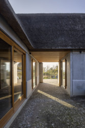 Dům nabízí výhledy do krajiny i průhledy mezi vnitřními prostory. (Åstrup Have, NORRØN Architects)